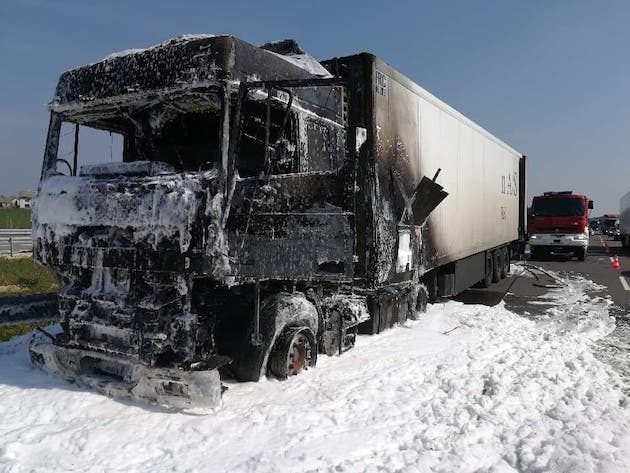 Tir w płomieniach. Droga zablokowana