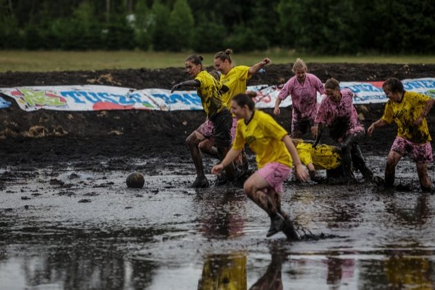 Tracą obuwie, udają czaplę - Błotna Liga Mistrzów to rozgrywki, które zaskakują [WYWIAD]