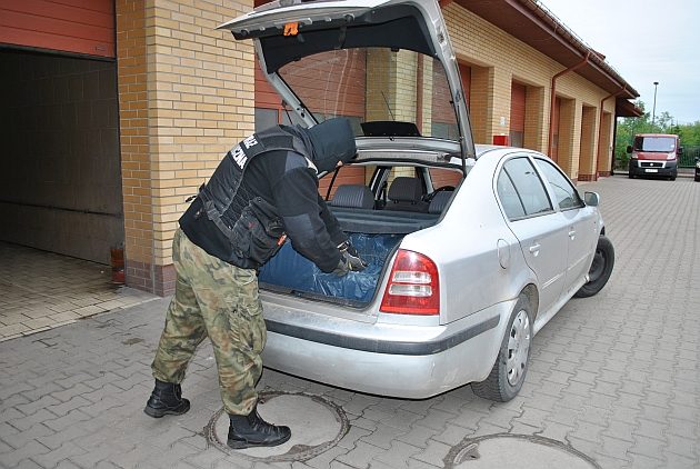 Auto wypełnione nielegalnymi papierosami. Kierowca usłyszał zarzuty