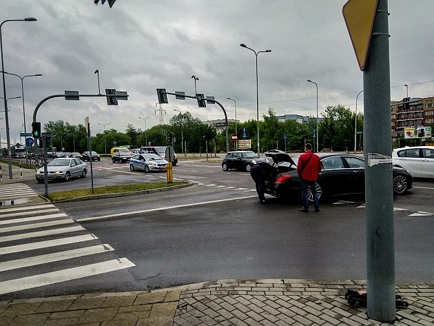 Wypadek na skrzyżowaniu. 63-letni kierowca trafił do szpitala