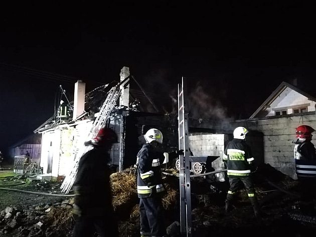Spalił się dom i budynek gospodarczy. Pożar wybuchł w nocy