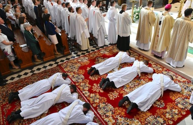 Archidiecezja Białostocka ma nowych księży. Diakoni przyjęli święcenia [ZDJĘCIA]
