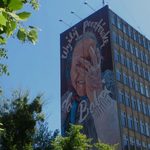 Białystok ma nowy mural. Promuje akcję "Wyślij pocztówkę do babci" [ZDJĘCIA, WIDEO]