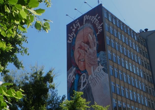 Białystok ma nowy mural. Promuje akcję "Wyślij pocztówkę do babci" [ZDJĘCIA, WIDEO]