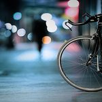Rowerzyści mieli kłopot z utrzymaniem równowagi. Czujne "oko" kamery to wychwyciło