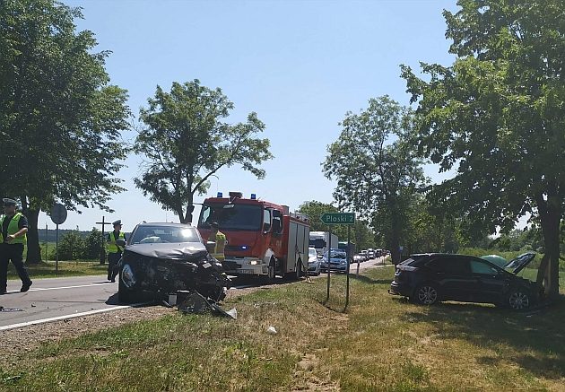 Wypadek na krajowej "19". Zderzyły się 3 osobówki i tir