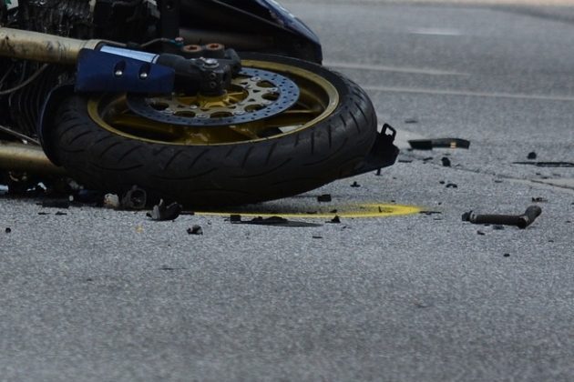 Wypadek z udziałem motocyklisty i trzech pojazdów. Jedna osoba trafiła do szpitala