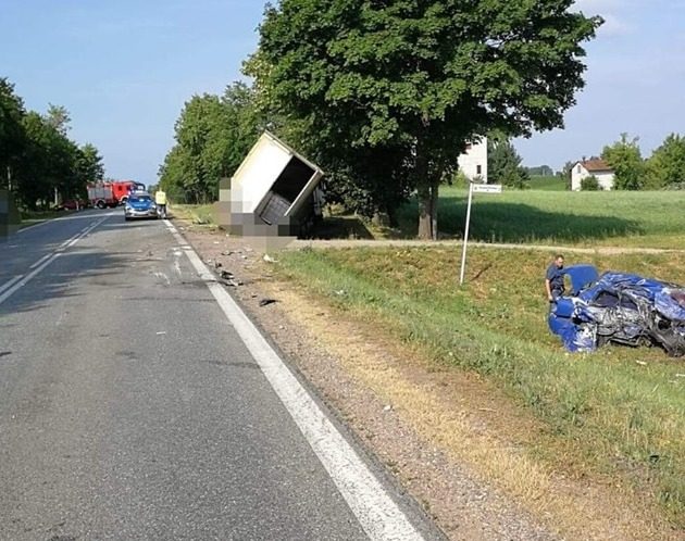 Zderzenie osobówki z ciężarówką. Z nieznanych przyczyn zjechał na przeciwległy pas