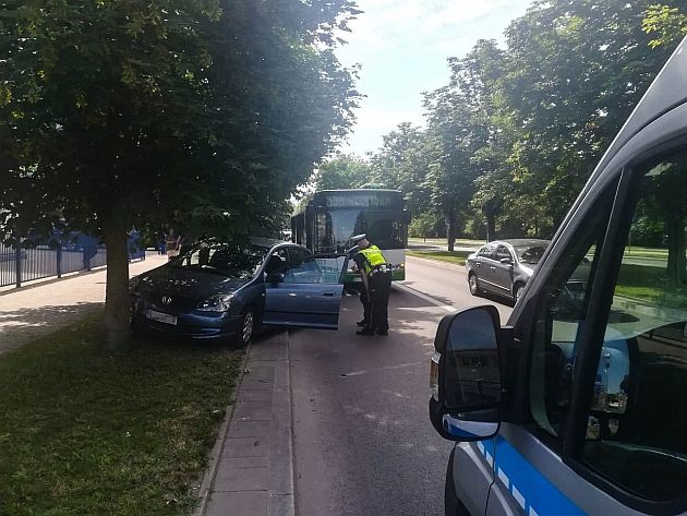 Osobówka zderzyła się z autobusem na ul. Branickiego. 6 osób zabrano do szpitala