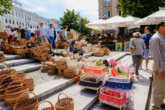 Wata cukrowa, kosze wiklinowe i grabie. Jarmark Świętojański przed Ratuszem [ZDJĘCIA]