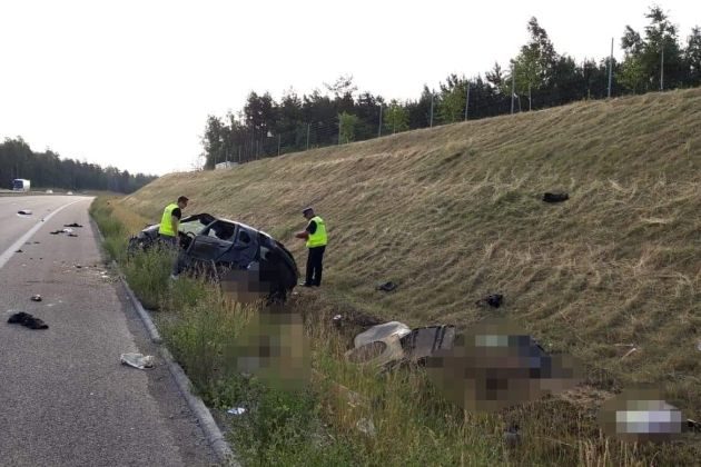 Śmiertelne dachowanie na DK8. Droga jest zablokowana 