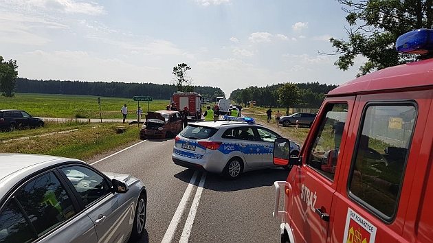 Wypadek na krajowej "61". 2 osoby zabrano do szpitala