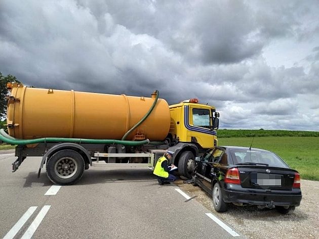 Wypadek na krajowej "16". Dwie osoby trafiły do szpitala