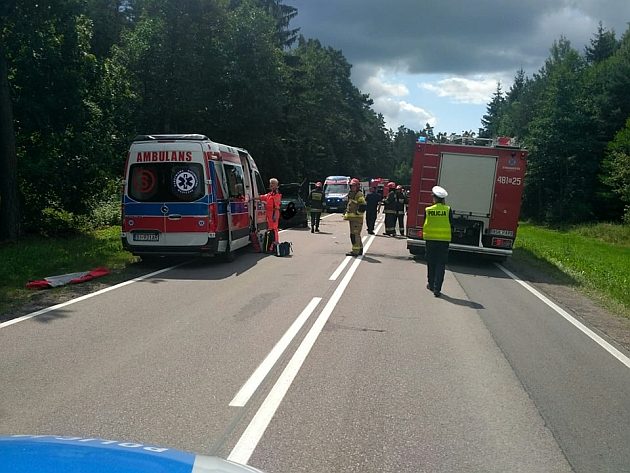 Zderzenie ciężarówki z osobówką. Droga zablokowana 