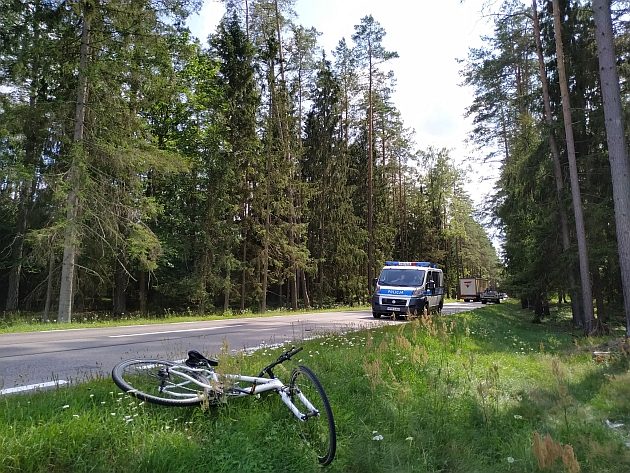 Wypadek na trasie do Augustowa. Zahaczył lusterkiem rowerzystę 