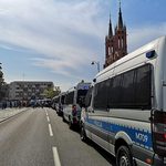 Siali zamęt w trakcie marszu. Policjanci ustalili tożsamość kolejnych osób