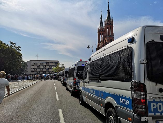 Siali zamęt w trakcie marszu. Policjanci ustalili tożsamość kolejnych osób