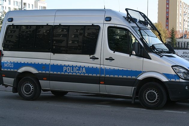 Rozpoznajesz te osoby? Policja prosi o pomoc w ustalaniu tożsamości [ZDJĘCIA]