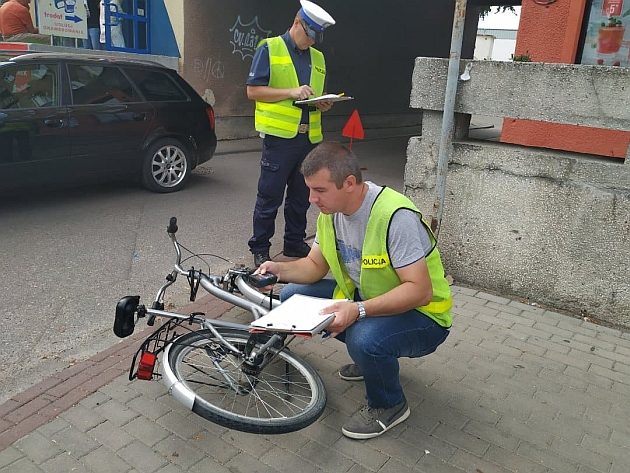 Wypadek z udziałem osobówki i rowerzystki. 14-latka trafiła do szpitala