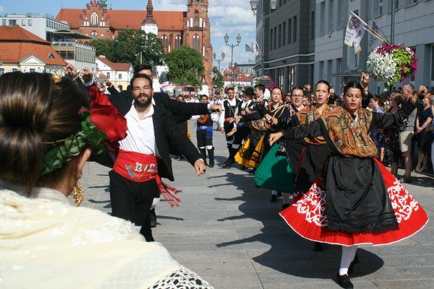 Barwny pochód, śpiewy i tańce w centrum miasta. Trwa Podlaska Oktawa Kultur [ZDJĘCIA]