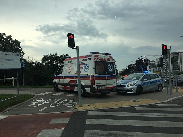 Wypadek z udziałem rowerzystów. 87-latek trafił do szpitala 