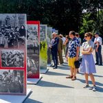 Plenerowa wystawa na placu przed Teatrem Dramatycznym