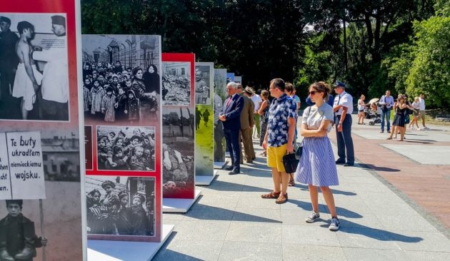 Plenerowa wystawa na placu przed Teatrem Dramatycznym