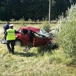 Auto dachowało. Kierowca został przetransportowany do szpitala