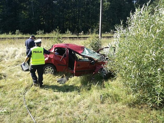 Auto dachowało. Kierowca został przetransportowany do szpitala