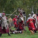 Rekonstrukcja bitwy i popisy husarzy w skansenie