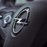 Opel wyprzedzał rowerzystę. W trakcie tego manewru zderzył się z nim