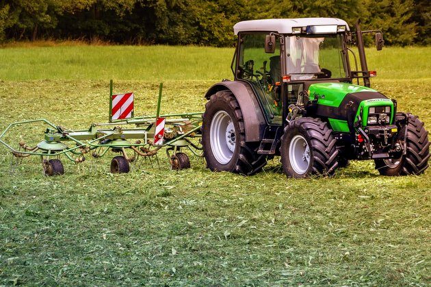 Ośmiolatek potrącony przez samochód. Wysiadał z ciągnika