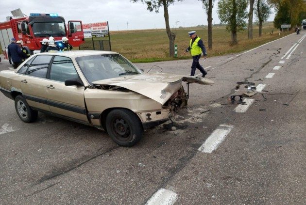 Czołowe zderzenie dwóch samochodów. Droga jest zablokowana