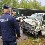 Czołówka busa z autokarem szkolnym wiozącym dzieci