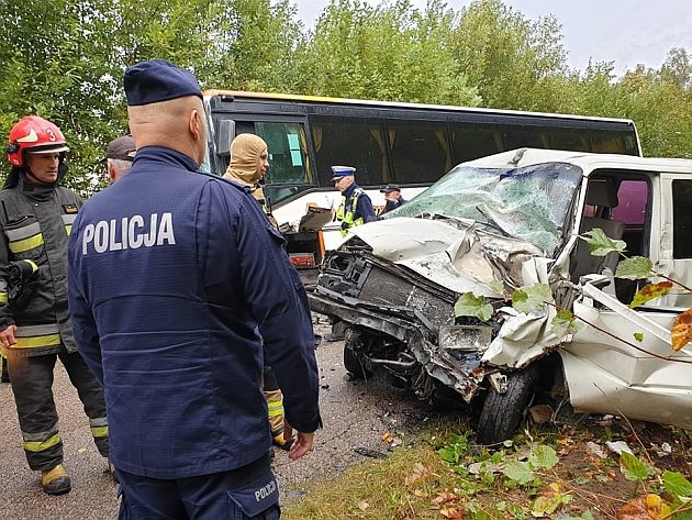 Czołówka busa z autokarem szkolnym wiozącym dzieci