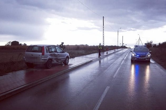 Zderzenie osobówek na skrzyżowaniu. 3 osoby trafiły do szpitala