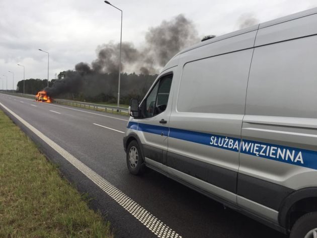 Auto stanęło w płomieniach. Droga w kierunku Warszawy jest zablokowana
