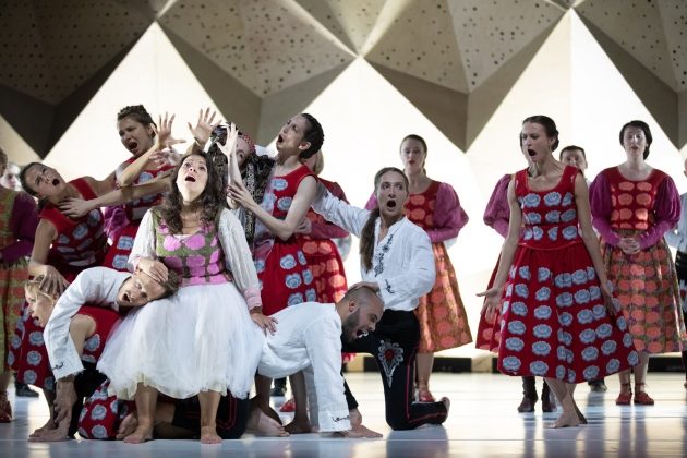 "Halka (wileńska)" w Operze. Neonowe góry, tancerze i szaleńcze emocje