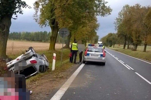 Wypadek na krajowej "8". Stracił panowanie nad autem i wjechał do rowu