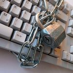 Uwaga na fałszywe maile. Oszuści "na ZUS" aktywni online