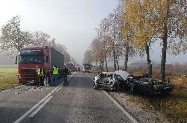 Droga jest zablokowana po zderzeniu 3 pojazdów