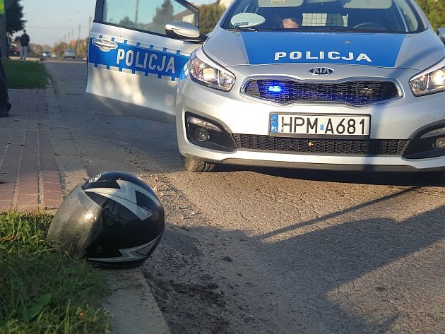 Wypadek z udziałem osobówki i skutera. Kierowca jednośladu trafił do szpitala