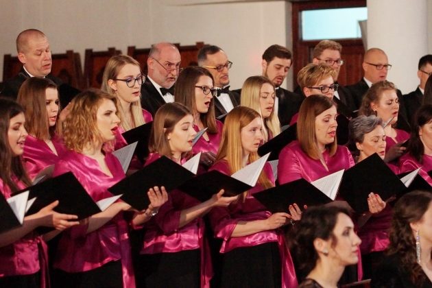 Wspólne śpiewanie pieśni patriotycznych. Wstęp jest wolny