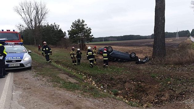 Wypadek na krajowej "65". Auto uderzyło w drzewo, 7-latka trafiła do szpitala