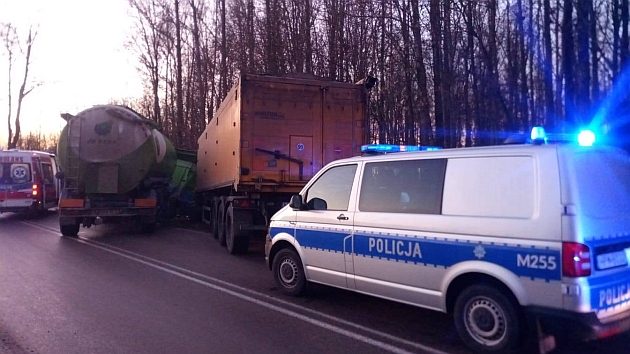 Zderzenie dwóch ciężarówek. Jedna osoba została poszkodowana