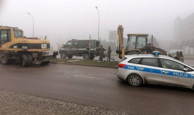 Ul. Żeromskiego. Koparka wykopała pocisk artyleryjski - zamknięto odcinek miasta