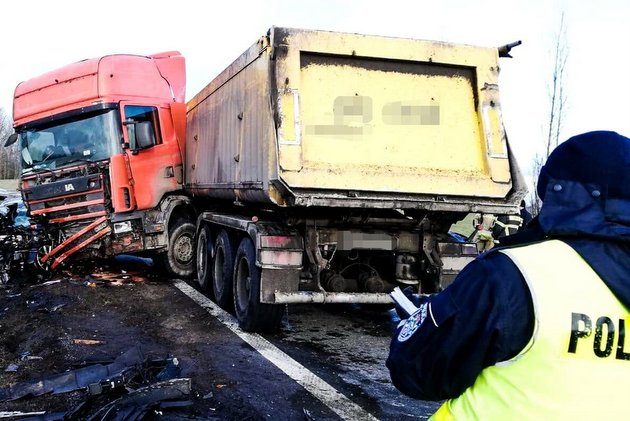 Utrudnienia na DK8. Dwie osoby w szpitalu po wypadku