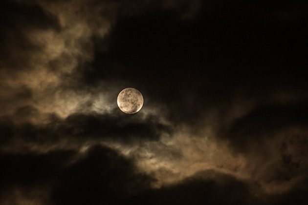 Przed nami pełnia Wilczego Księżyca. Czy pogoda dopisze, by zobaczyć to piękne zjawisko?