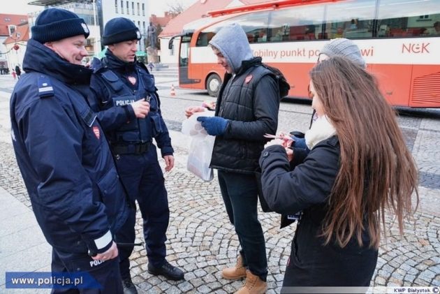 Bezpieczeństwo podczas WOŚP. Co musi mieć wolontariusz?