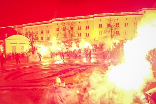 Co za widok! Kibice zaprezentowali w centrum miasta potężne racowisko [WIDEO]